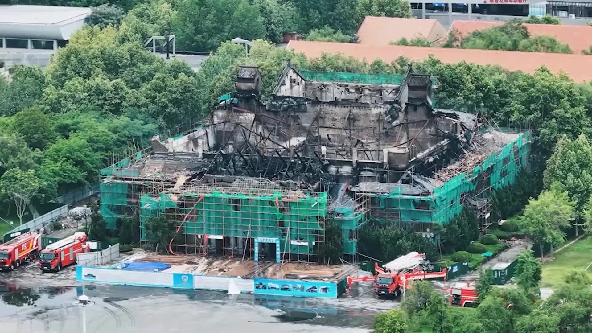 【2024年5月火灾案例】河南大学明伦校区大礼堂火灾事故现场视频（1）.mp4