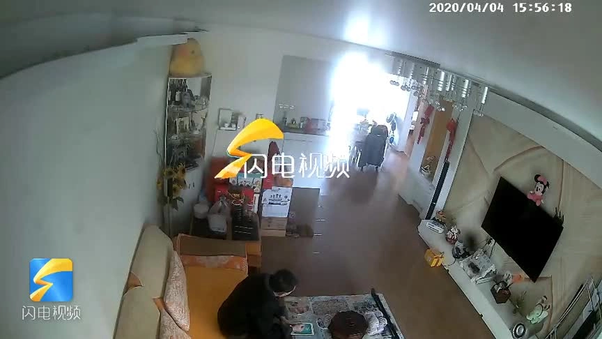 监控记录电动车电池爆炸过程80秒｜ 灭火器使用教程来了！.mp4