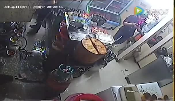 女员工低头玩手机绊倒煤气罐！厨房瞬间变火海！.mp4