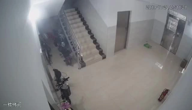 突发！恐怖！2分钟连续爆炸15次！原因又是这个！(实拍监控2).mp4