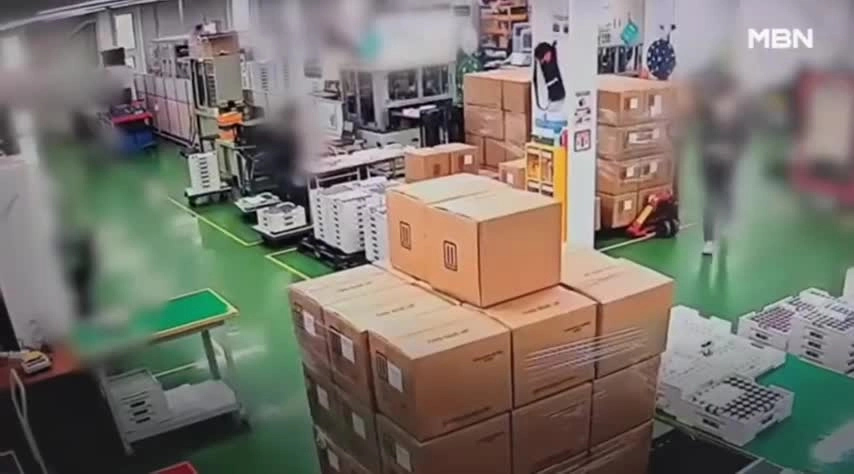 23人遇难！韩国电池厂火灾内部监控曝光！15秒烟雾弥漫.mp4