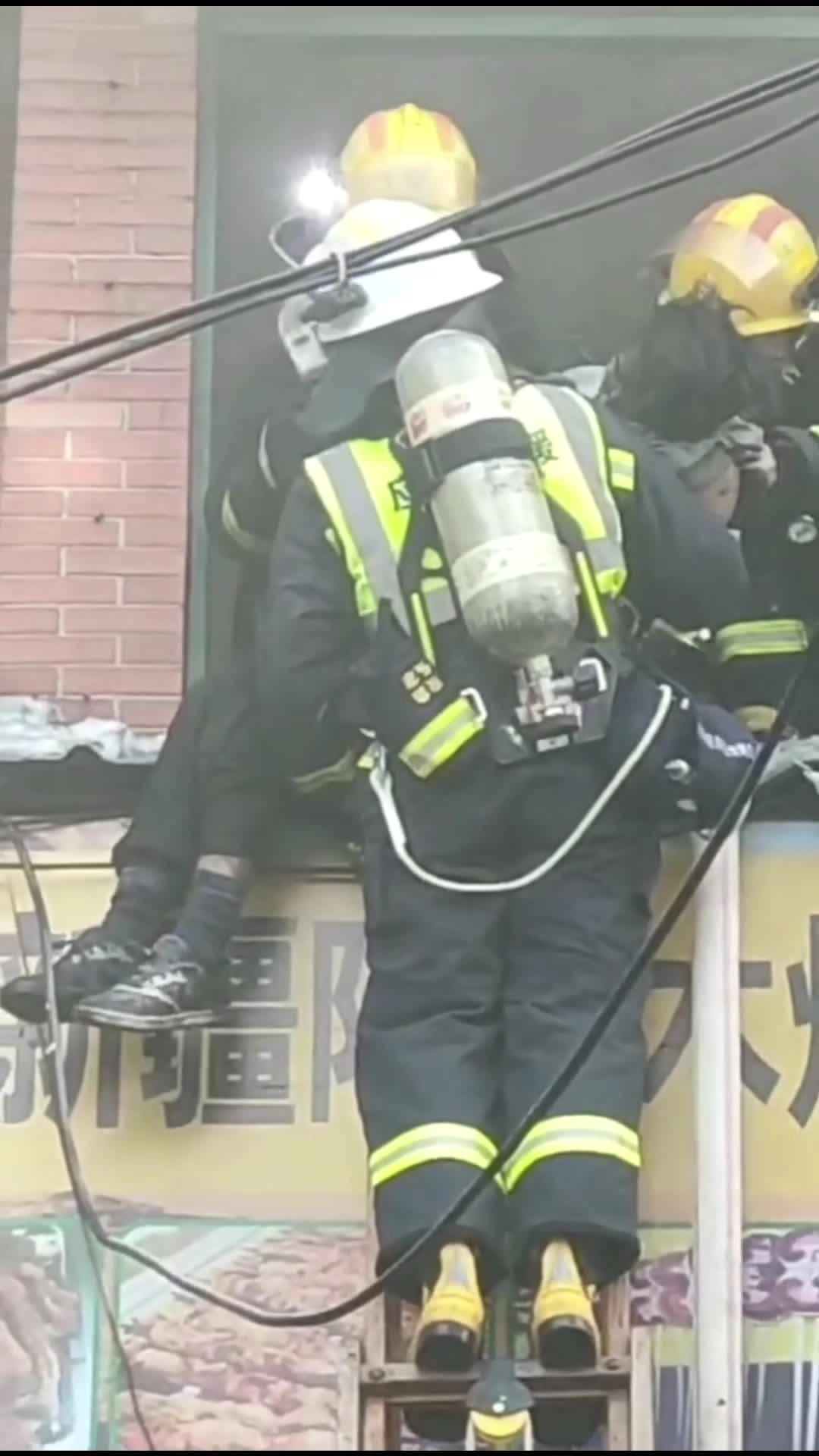 江西新余火灾事故现场视频.mp4