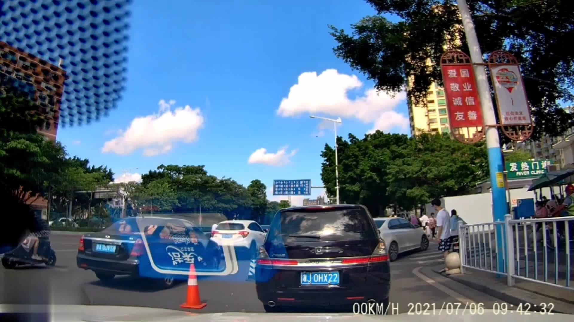 EHS学习资料网交通安全视频165.行车记录仪车祸视频03.mp4