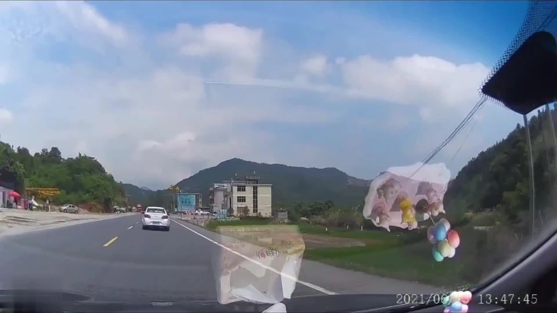 EHS学习资料网交通安全视频168.行车记录仪车祸视频06.mp4