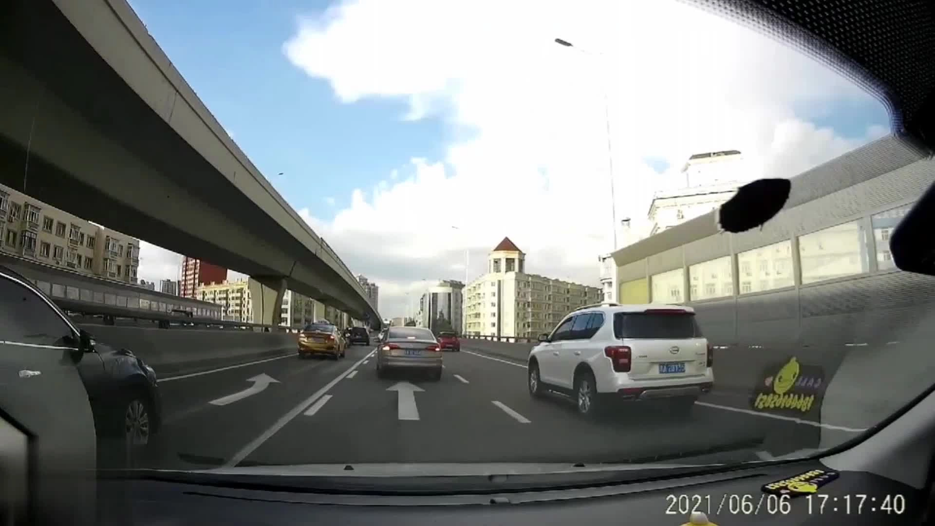 EHS学习资料网交通安全视频172.行车记录仪车祸视频10.mp4