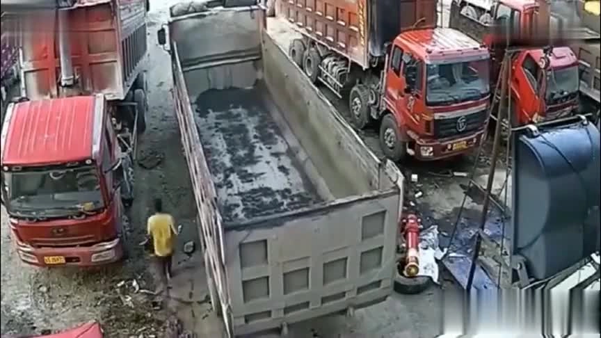 8个厂区车辆碾压员工惊魂瞬间！别因疏忽为生命买单！.mp4